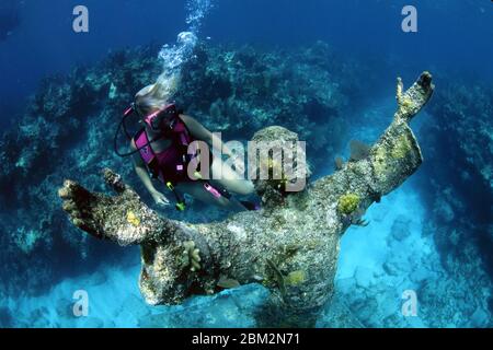 Die berühmte Statue „Christus des Abgrunds“ unter Wasser vor Key Largo, Florida Stockfoto
