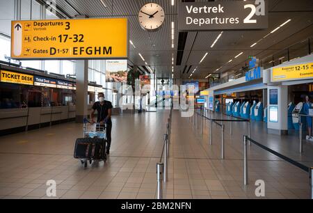 Schipholflughafen mitten in einem Wochentag im Mai 2020 Stockfoto