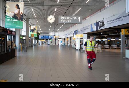 Schipholflughafen mitten in einem Wochentag im Mai 2020 Stockfoto