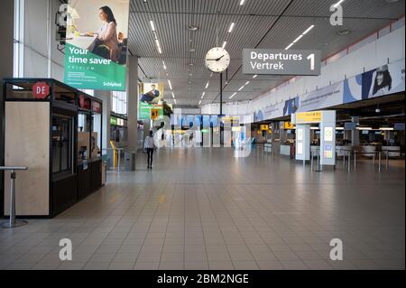 Schipholflughafen mitten in einem Wochentag im Mai 2020 Stockfoto