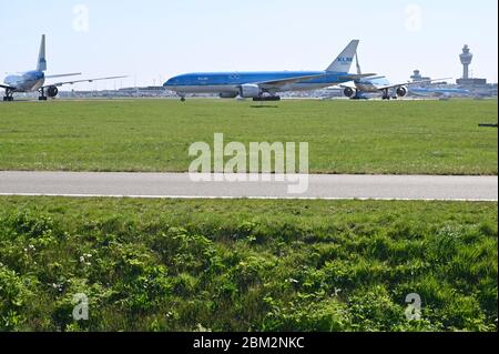 Flughafen Schiphol, geparkte Flugzeuge auf der Start- und Landebahn Stockfoto