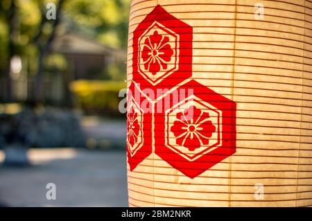 Details vom schönen Itsukushima Shinto Schrein auf der Insel Itsukushima Miyajima in Hiroshima, Japan, UNESCO-Weltkulturerbe Stockfoto