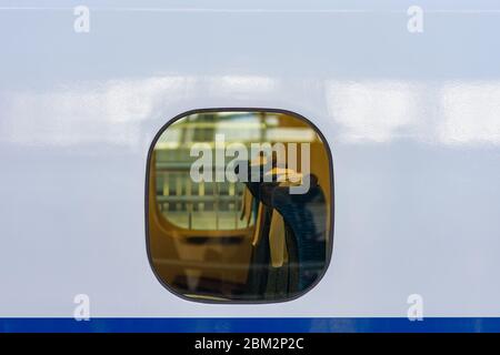 Osaka / Japan - 20. Dezember 2017: Blick durch das Fenster auf den Innenraum und die Passagiersitze des shinkansen-Schnellzugs am Bahnhof Shin-Osaka, Japan Stockfoto