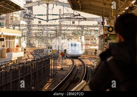 Osaka / Japan - 20. Dezember 2017: JR West N700 Series Shinkansen Hochgeschwindigkeitszug der Japan Railway Company nähert sich dem Bahnsteig der Shin-Osaka Railway Stockfoto