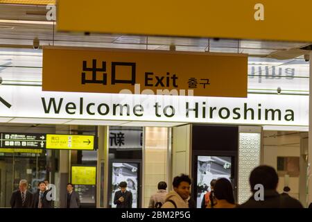 Hiroshima / Japan - Dezember 20 2017: Ausfahrt vom Hiroshima Bahnhof, Bahnhof in Hiroshima, Japan, betrieben von der JR West Company, mit Welcome Stockfoto