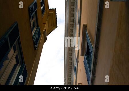 Römische Gebäude mit Terrakotta-Wänden und blauen Fenstern im Trastevere Stockfoto