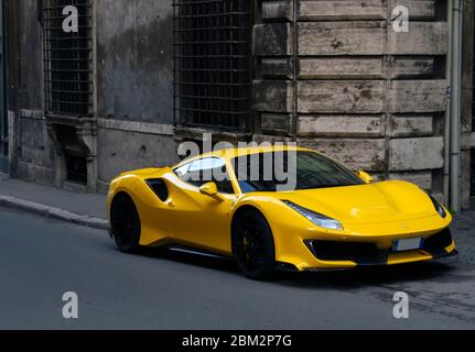 Rom, Italien - Februar 2020: Gelber Ferrari 488 GTB auf einer römischen Straße geparkt Stockfoto