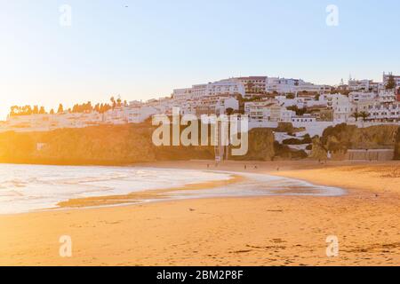 Weiße Albufeira Stadt in Algabve Küste im Süden Portugals, schöne malerische weiße Gebäude auf Sandklippe in der Nähe perfekten gelben Sandstrand Stockfoto