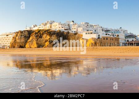 Weiße Albufeira Stadt in Algabve Küste im Süden Portugals, schöne malerische weiße Gebäude auf Sandklippe in der Nähe perfekten gelben Sandstrand Stockfoto