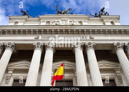 Neoklassizistische Architektur. Fassade des Ministerio de Agricultura (Landwirtschaftsministerium) in Madrid, Spanien Stockfoto