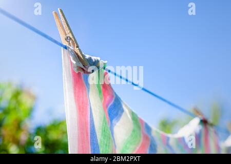 Frisch gewaschene Handtücher oder Laken hängen zum Trocknen an einer Wäscheleine. Stockfoto