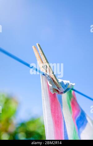 Frisch gewaschene Handtücher oder Laken hängen zum Trocknen an einer Wäscheleine. Stockfoto