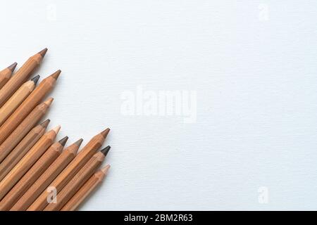 Bleistift mit verschiedenen Hautfarben auf weißer Leinwand Stockfoto