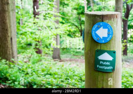 Öffentlicher Fußweg und Rundwanderweg Wegmarkierung Zeichen auf einem Pfosten in Ken Hill, Snettisham in Norfolk. Stockfoto
