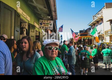 Mann bei der St. Patrick's Day Parade in New Orleans Stockfoto