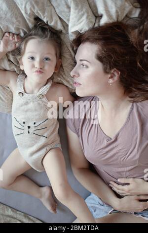 Mutter kuschelte Tochter im Bett Stockfoto