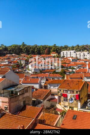 Blick auf das Wohngebiet Bairro da Liberdade an einem sonnigen Tag. Stockfoto