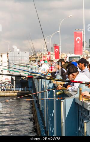 Istanbul, Türkei – Männer fischen am Goldenen Horn Bosporus von der Galatabrücke , Portrait, am 29 2019. Oktober in der Türkei Stockfoto