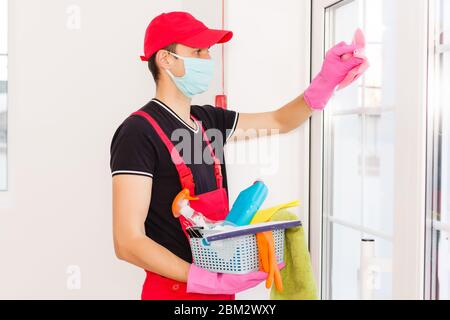 Desinfektion Bei Virenabtötung. Arbeiter in Schutz Maske Reinigung Innenraum mit chemischen Agenten zu stoppen Verbreitung Virus-Infektionen. Stockfoto