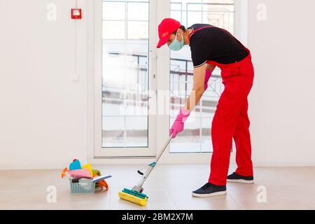 Desinfektion Bei Virenabtötung. Arbeiter in Schutz Maske Reinigung Innenraum mit chemischen Agenten zu stoppen Verbreitung Virus-Infektionen. Stockfoto