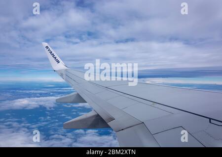 BARCELONA, SPANIEN - 27.02.2020: Ryanair-Logo auf Flugzeugflügel und Turbine, blauem Meer und Athener Küste Stockfoto