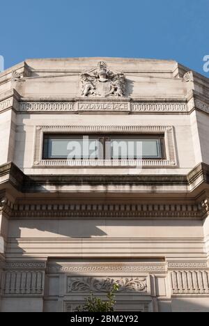 Art Deco Steinfries Crestdetails in der Freimaurerhalle, 60 Great Queen St, Holborn, London WC2B 5AZ von Henry Victor Ashley & F. Winton Newman Stockfoto