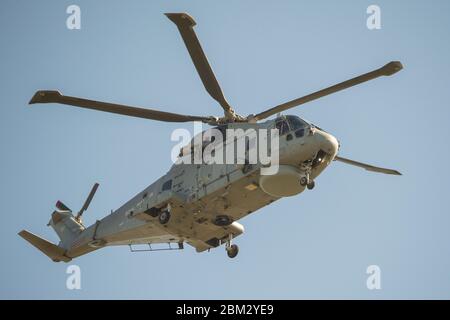 Prestwick, Großbritannien. Mai 2020. Im Bild: Während der erweiterten Coronavirus (COVID-19)-Lockdown wird ein Merlin Mk3 Hubschrauber der Royal Navy am Prestwick International Airport fliegen gesehen. Quelle: Colin Fisher/Alamy Live News Stockfoto