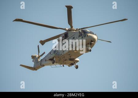 Prestwick, Großbritannien. Mai 2020. Im Bild: Während der erweiterten Coronavirus (COVID-19)-Lockdown wird ein Merlin Mk3 Hubschrauber der Royal Navy am Prestwick International Airport fliegen gesehen. Quelle: Colin Fisher/Alamy Live News Stockfoto