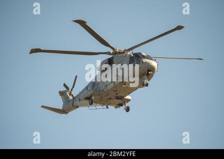 Prestwick, Großbritannien. Mai 2020. Im Bild: Während der erweiterten Coronavirus (COVID-19)-Lockdown wird ein Merlin Mk3 Hubschrauber der Royal Navy am Prestwick International Airport fliegen gesehen. Quelle: Colin Fisher/Alamy Live News Stockfoto