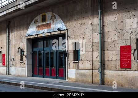 Einschusslöcher und Muschellöcher an der Fassade des Restaurants unter S-Bahn-Gleis, Georgenstraße, Berlin Mitte Stockfoto