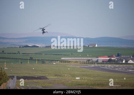 Prestwick, Großbritannien. Mai 2020. Im Bild: Während der erweiterten Coronavirus (COVID-19)-Lockdown wird ein Merlin Mk3 Hubschrauber der Royal Navy am Prestwick International Airport fliegen gesehen. Quelle: Colin Fisher/Alamy Live News Stockfoto