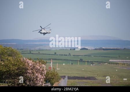 Prestwick, Großbritannien. Mai 2020. Im Bild: Während der erweiterten Coronavirus (COVID-19)-Lockdown wird ein Merlin Mk3 Hubschrauber der Royal Navy am Prestwick International Airport fliegen gesehen. Quelle: Colin Fisher/Alamy Live News Stockfoto