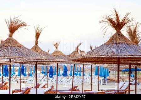 Leere Strände. Leere Liegestühle am Strand an einem Sommertag.Leere Liegestühle zum Entspannen am Meer. Meer Strand viele leere Sonnenliegen für die Freizeit Reise Stockfoto