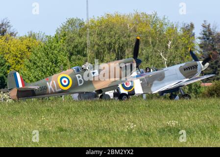 Royal Air Force Battle of Britain Memorial Flight Spitfires besuchte den Flughafen Southend zwei Tage vor dem VE Day auf einem Drehflug. Zweite Weltkrieg Ära Stockfoto