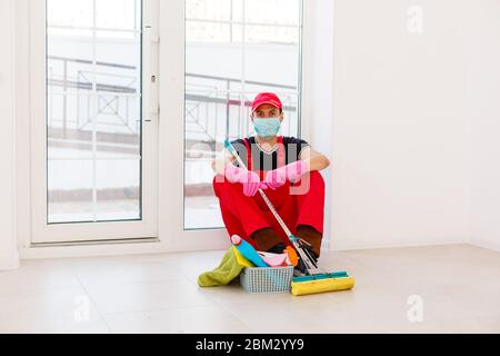 Desinfektion Bei Virenabtötung. Arbeiter in Schutz Maske Reinigung Innenraum mit chemischen Agenten zu stoppen Verbreitung Virus-Infektionen. Stockfoto