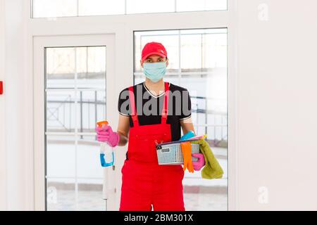 Desinfektion Bei Virenabtötung. Arbeiter in Schutz Maske Reinigung Innenraum mit chemischen Agenten zu stoppen Verbreitung Virus-Infektionen. Stockfoto