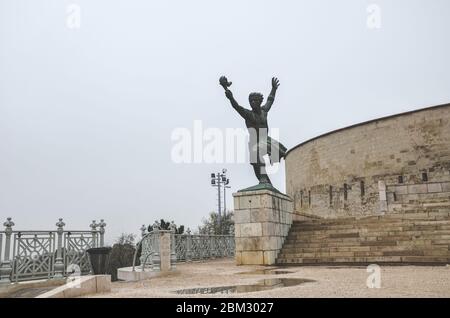 Budapest, Ungarn - 6. November 2019: Seitenstatue der Freiheitsstatue auf dem Gellert-Hügel. Fackelträger Skulptur. Touristische Sehenswürdigkeiten in der ungarischen Hauptstadt. Stockfoto