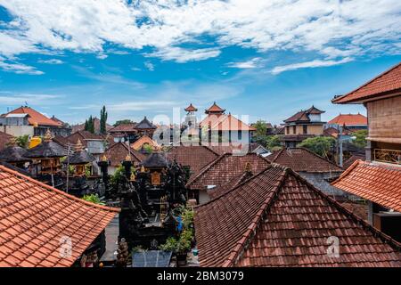 Luftaufnahme Landschaft von Ubud und Häuser von Bali, traditionelle Architektur von Bali Insel Stockfoto