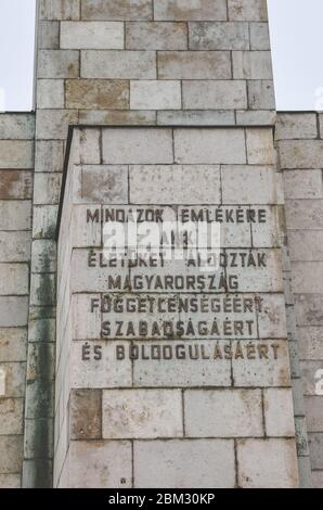 Budapest, Ungarn - 6. Nov 2019: Auf dem Sockel der Freiheitsstatue in ungarischer Sprache anmelden. Statue auf dem Gellert-Hügel zur Erinnerung an die sowjetische Befreiung Ungarns während des Zweiten Weltkriegs Stockfoto