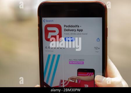 New York, USA - 1. Mai 2020: PedidosYa Delivery App-Logo Nahaufnahme auf dem Telefonbildschirm, illustrative Editorial Stockfoto