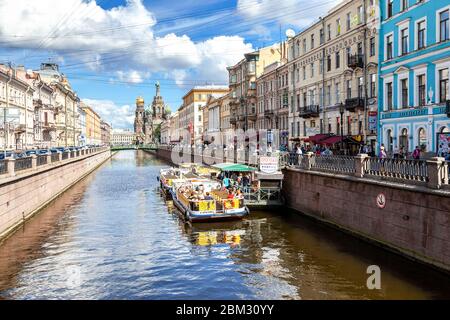 St. Petersburg, Russland - 5. August 2015: Im Sommer auf Flüssen und Kanälen schwimmende Passagierschiffe. Stadtbild des historischen Zentrums von Sain Stockfoto