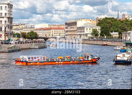 St. Petersburg, Russland - 5. August 2015: Im Sommer auf Flüssen und Kanälen schwimmende Passagierschiffe. Stadtbild des historischen Zentrums von Sain Stockfoto