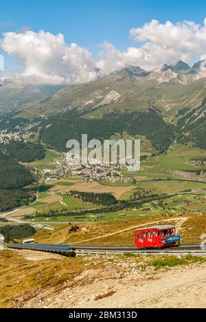 Seilbahn zum Muottas Muragl mit dem Engadintal im Hintergrund, Engadin, Schweiz Stockfoto