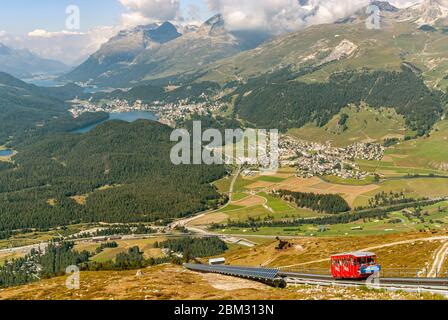 Seilbahn auf Muottas Muragl mit dem Engadintal im Hintergrund, Schweiz Stockfoto