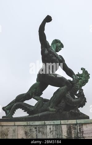 Budapest, Ungarn - 6. November 2019: Seitenstatue der Freiheitsstatue auf dem Gellert-Hügel in Budapest in Ungarn. Der Mensch tötet und würgt den Drachen, mythischer Ausdruck des Kampfes zwischen gut und Böse. Stockfoto