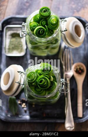 Gerollter Gurkensalat.Gemüsesnack.gesunde Speisen und Getränke.Vintage-Stil. Stockfoto