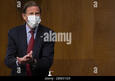 Washington, Usa. Mai 2020. US-Senator Richard Blumenthal, D-CT, nutzt Purell, als er am Mittwoch, den 6. Mai 2020, zu einer Anhörung des Ausschusses "der Zustand der Luftfahrtindustrie: Die Auswirkungen der COVID-19-Pandemie" auf dem Capitol Hill in Washington, DC, eintrifft. Pool Foto von Jim Watson/UPI Quelle: UPI/Alamy Live News Stockfoto