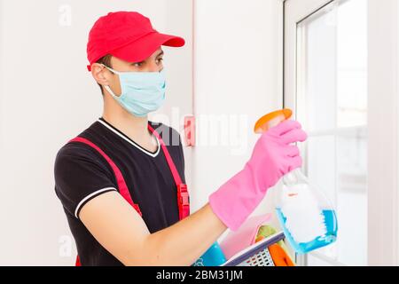 Desinfektion Bei Virenabtötung. Arbeiter in Schutz Maske Reinigung Innenraum mit chemischen Agenten zu stoppen Verbreitung Virus-Infektionen. Stockfoto