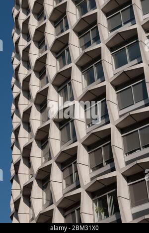Postmodern Brutalism Brutalist Betonfertigteil Space House 1 Kemble Street, Holborn, London WC2B 4AN von Richard Seifert Architekt Stockfoto
