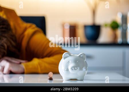 Persönliche Finanzen, Frau, die Geld in ein Sparschwein- -Reichtum und Finanzkonzept. Weißes Sparschwein im Vordergrund. Stockfoto